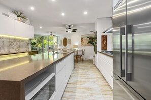 Apartamento de lujo, 3 habitaciones | Cocina privada | Frigorífico grande, microondas, horno y placa de cocina