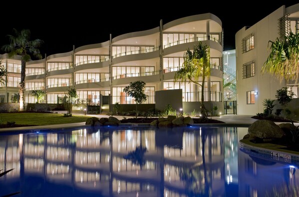 2 Außenpools, geöffnet von 08:00 Uhr bis 20:30 Uhr, Sonnenschirme