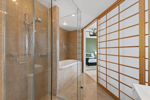 Bañera y ducha independientes, bañera profunda y secador de pelo