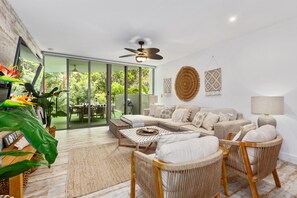 3 Bedroom Swim Up Apartment | Living area | 55-inch Smart TV with digital channels, TV, Netflix