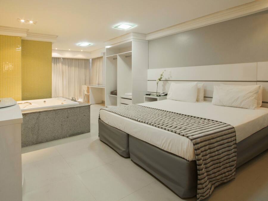 ميني بار ومكتب وستائر تعتيم وأسرّة أطفال/رضّع (مجانًا)