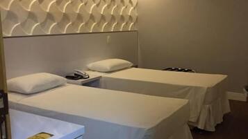 Frigobar, escrivaninha, cortinas blackout, berços grátis