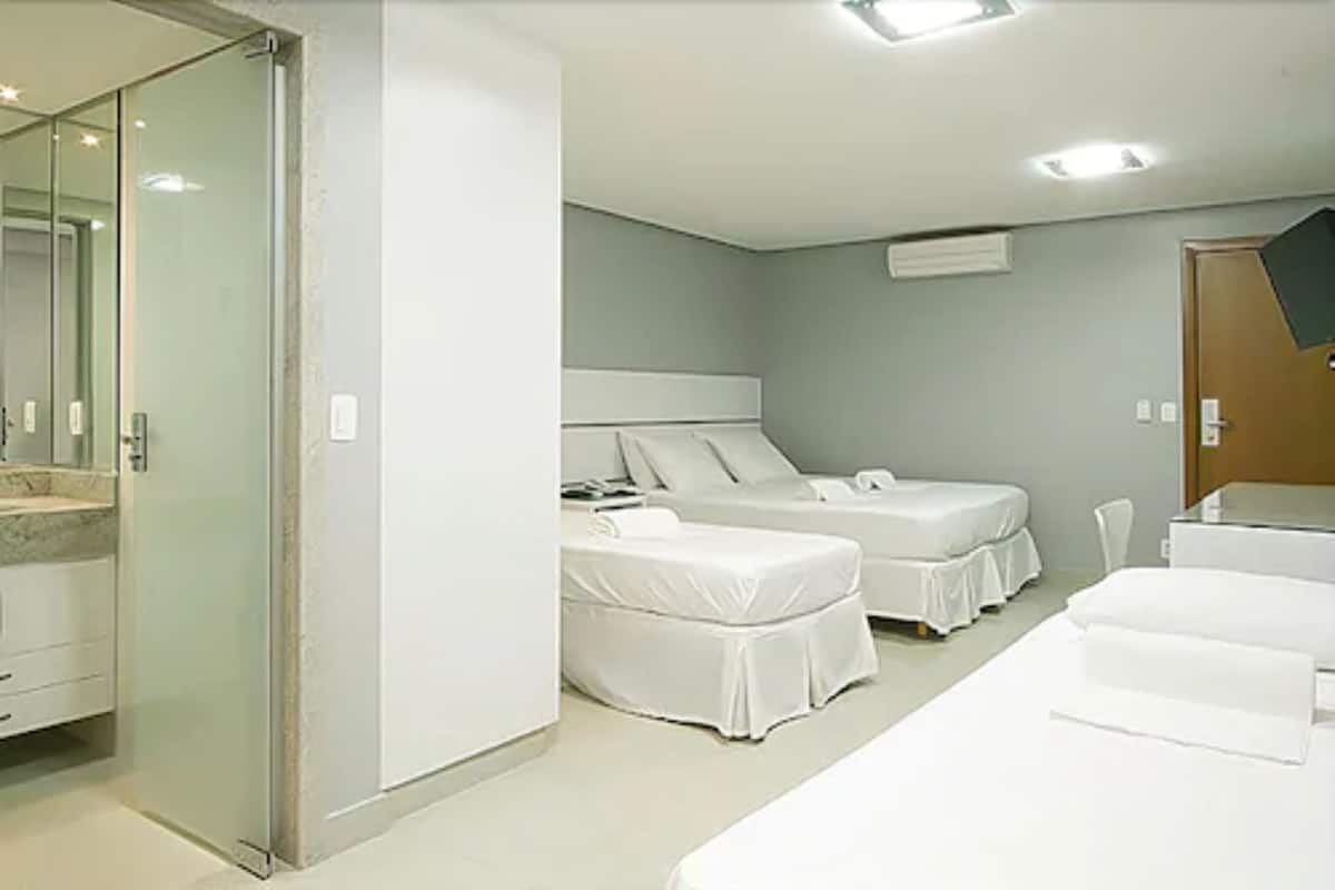 Minibar, meja kerja, tirai kedap cahaya, dan tempat tidur bayi gratis