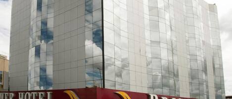 Um hotel moderno com fachada de vidro, chamado "Brisa Tower Hotel".
