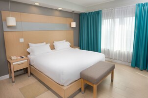 Ropa de cama de alta calidad y caja de seguridad en la habitación 