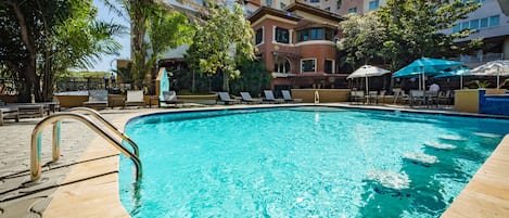 Kolam renang outdoor, dengan kursi berjemur