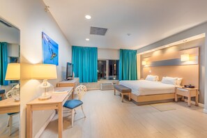 Junior suite, uitzicht op tuin | Luxe beddengoed, een kluis op de kamer, een bureau