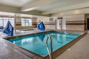 Piscine intérieure, chaises longues