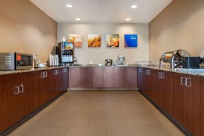 Café da manhã para viagem grátis todos os dias