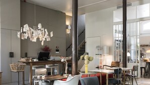 Un salón moderno con un tablero de ajedrez, un comedor y una cocina al fondo.