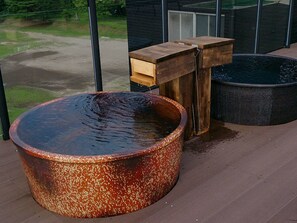 Deep-soaking bathtub