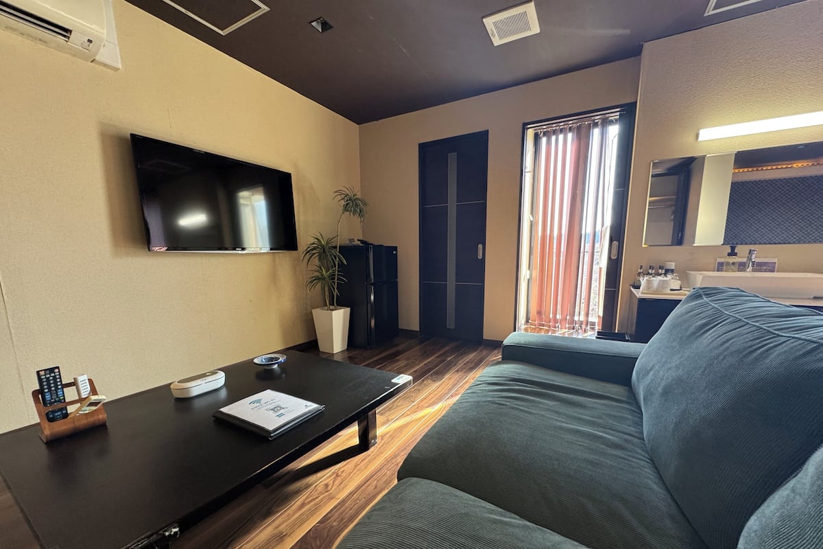 Premium bedding, desk, iron/ironing board, free WiFi