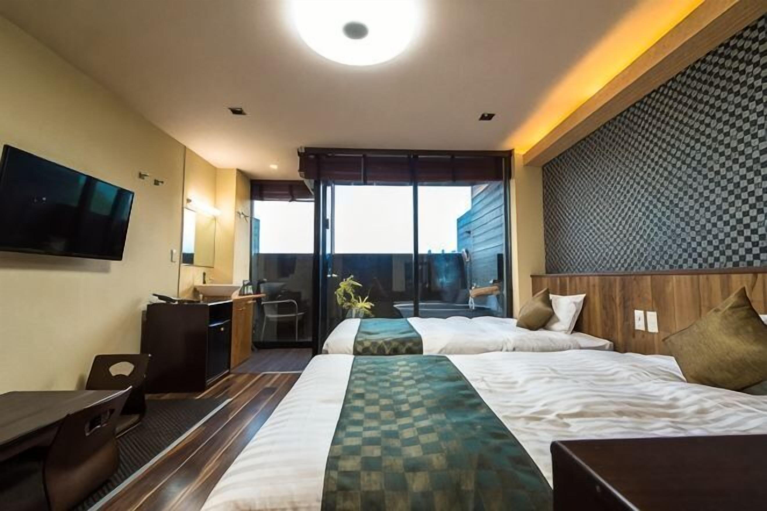 Premium bedding, desk, iron/ironing board, free WiFi