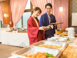每日供應自助早餐 (費用另計)