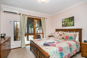 Premium bedding, individually decorated, individually furnished, desk - Coranda Lodge (Haynes)