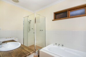 Family Suite, 2 Bedrooms, Private Bathroom, Ground Floor | Bathroom | Free toiletries, hair dryer, towels - Coranda Lodge (Haynes)