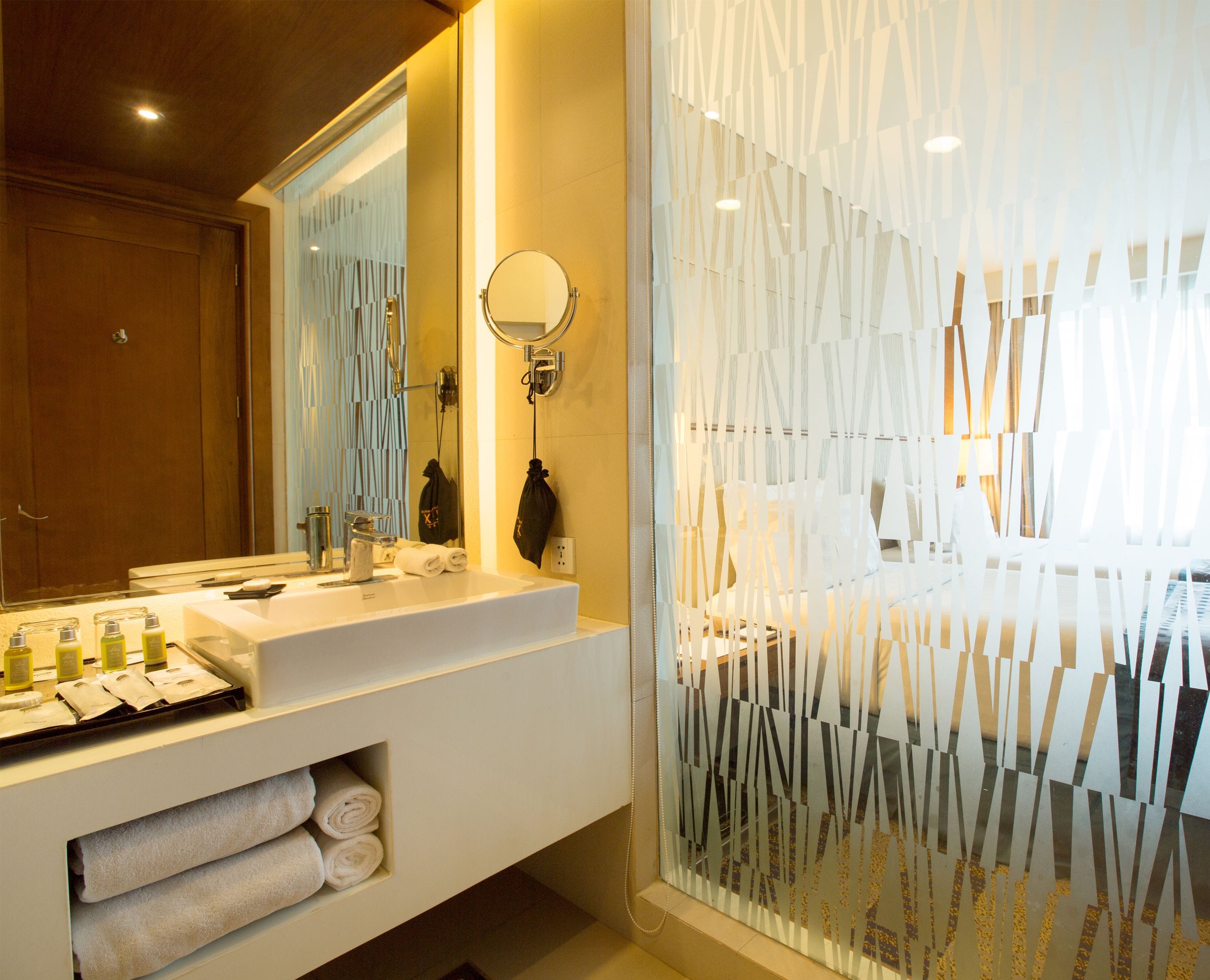 shower, rainfall showerhead, free toiletries, hair dryer