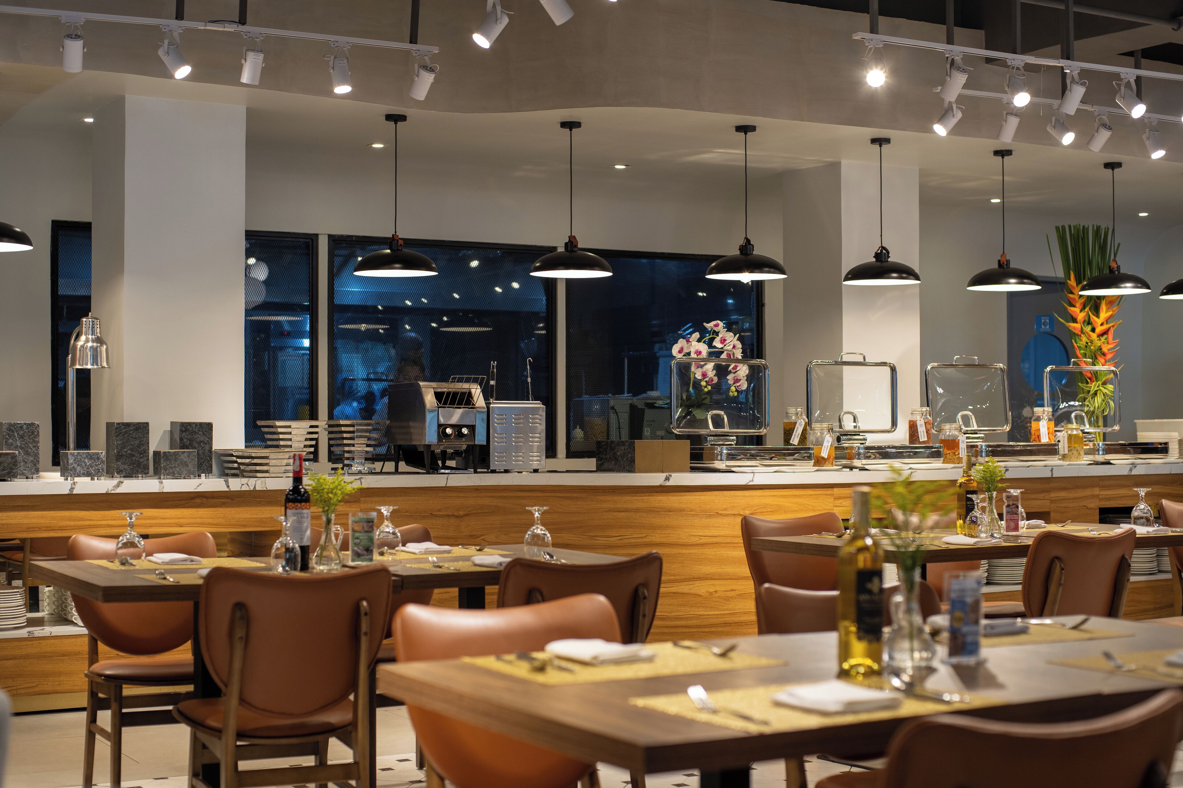 breakfast, lunch, dinner served; international cuisine