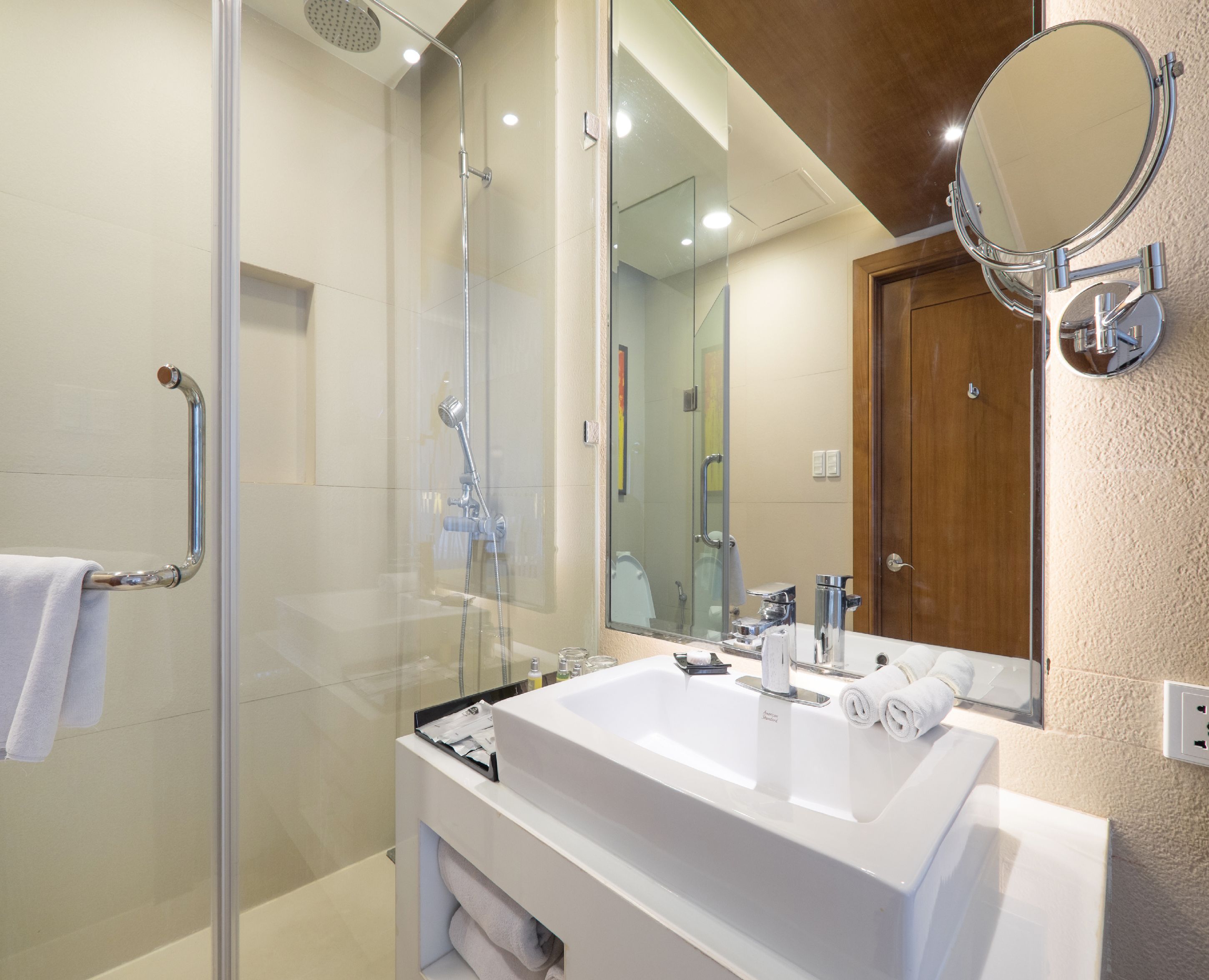 business room, 1 king bed, smoking | bathroom | shower, rainfall showerhead, free toiletries, hair dryer