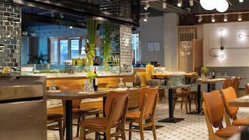 供應早餐、午餐、晚餐;多國菜