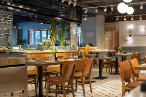 Se sirven desayunos, almuerzos y cenas; cocina internacional