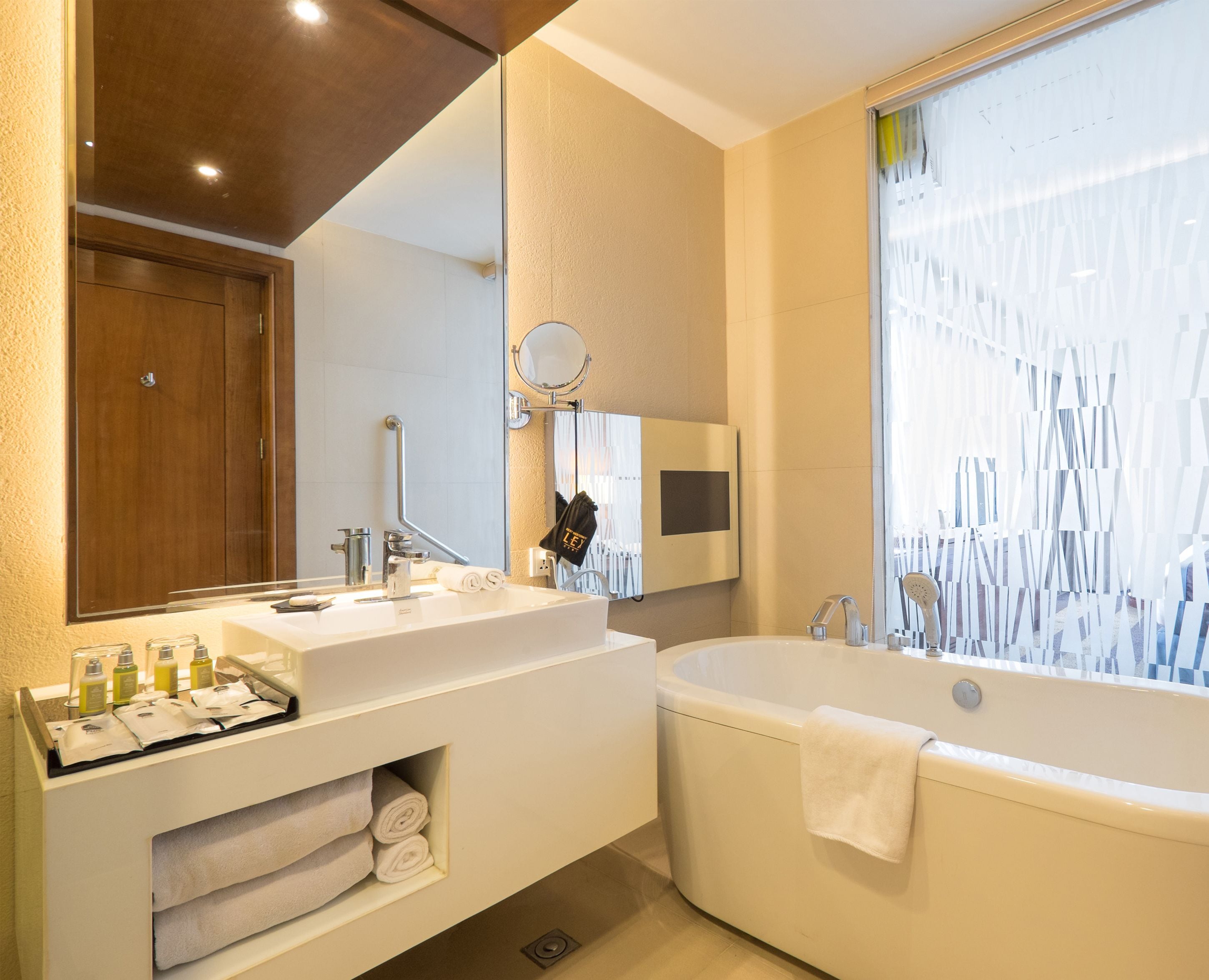 shower, rainfall showerhead, free toiletries, hair dryer