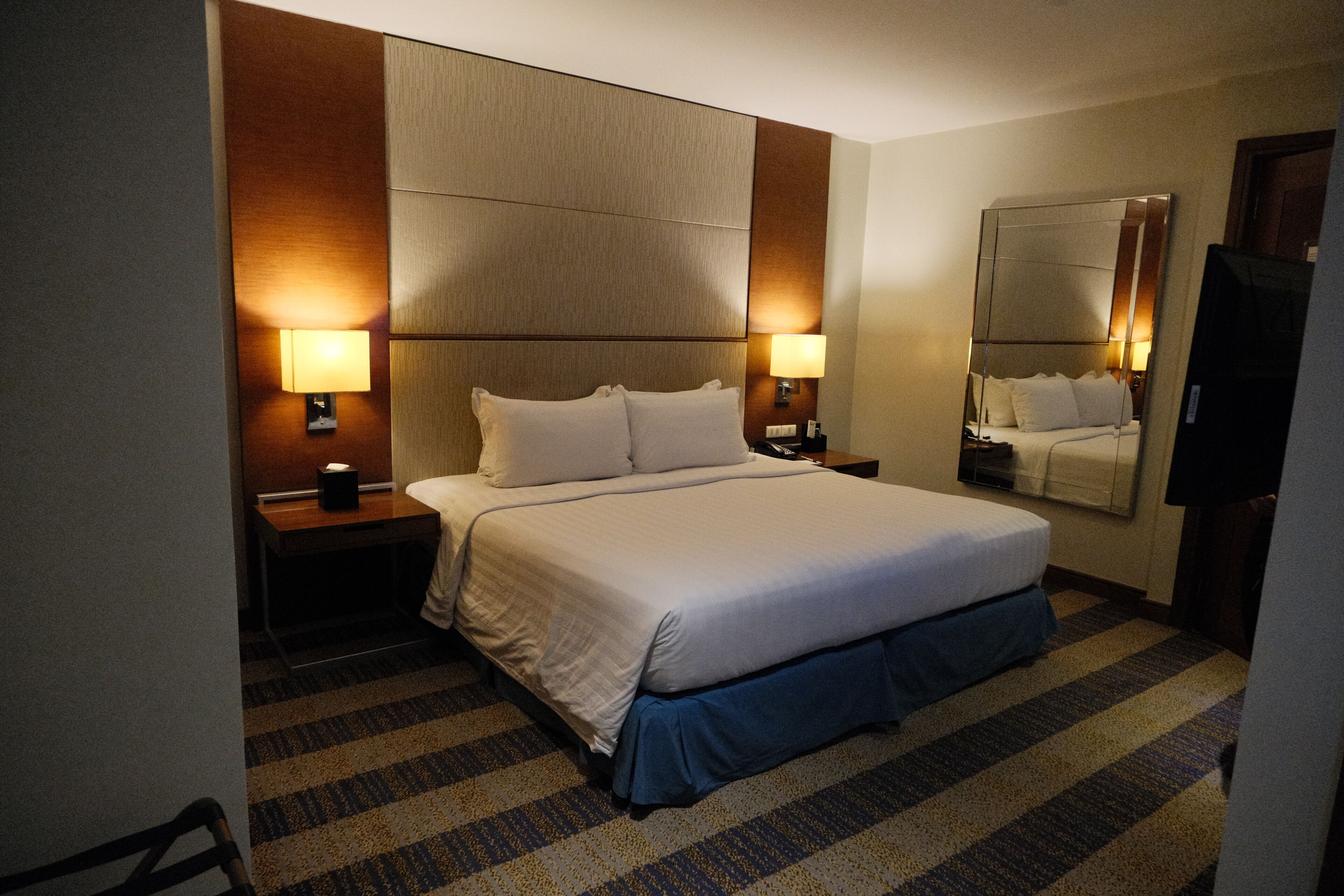 高级房, 1 张特大床 | 记忆海绵床垫、迷你吧、客房内保险箱、特色装修