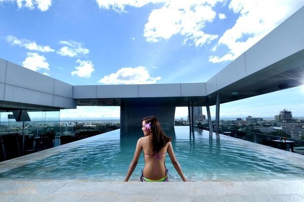 Outdoor pool, pool loungers - Lex Hotel Cebu (Cebu City)