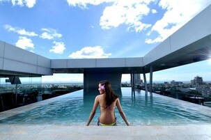 Una piscina al aire libre, sillones reclinables de piscina