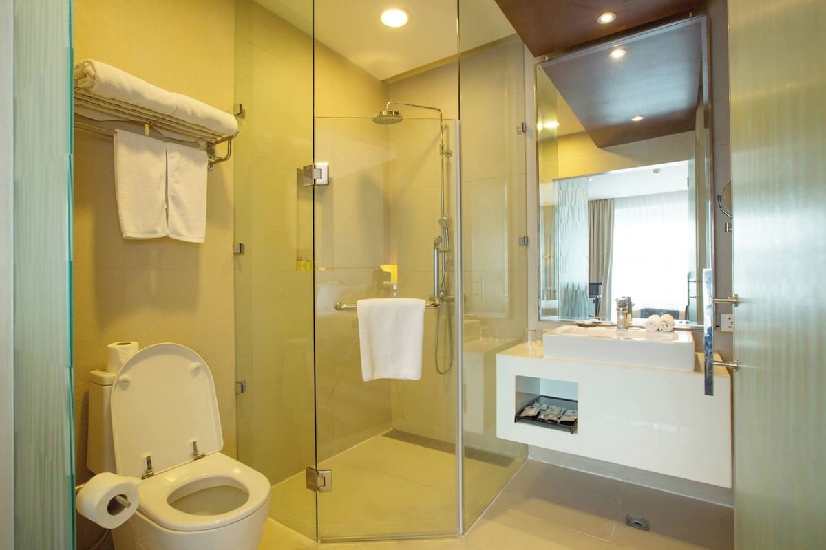 Kamar mandi | Shower, pancuran hujan, perlengkapan mandi gratis, dan pengering rambut
