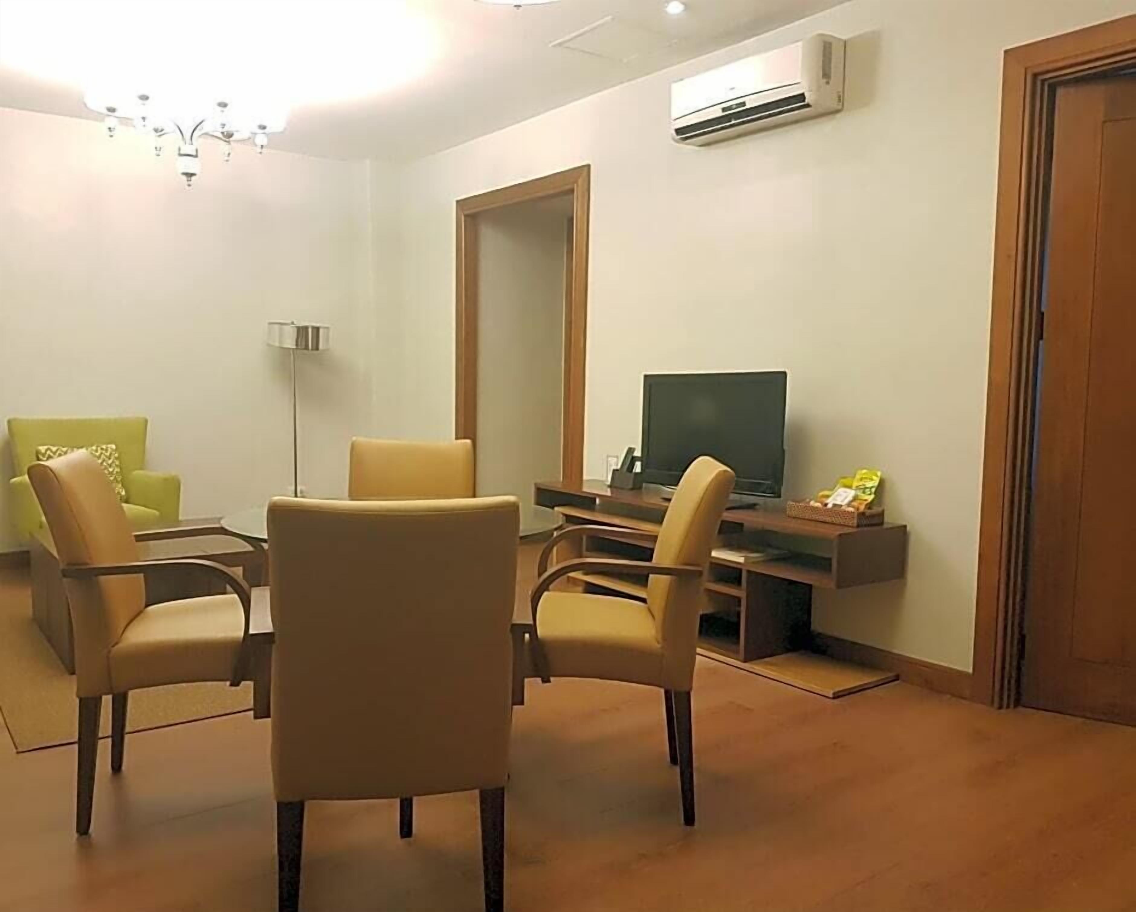 Breakfast, lunch, dinner served; international cuisine 