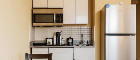 Coffres-forts dans les chambres, bureau, fer et planche à repasser