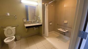 Ein modernes Badezimmer mit Toilette, Waschbecken und Duschbereich.
