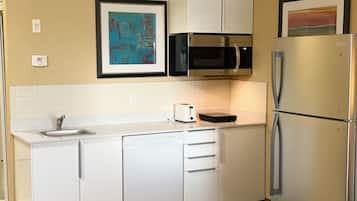Suite, 1 letto king, non fumatori, angolo cottura | Cucina privata | Frigorifero, microonde, macchina per tè/caffè