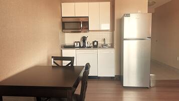 Executive-Suite, 1 King-Bett und Schlafsofa, Nichtraucher | Essbereich im Zimmer