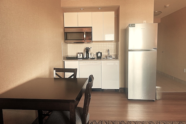 Executive Suite, 1 King Bed with Sofa bed, Non Smoking | In-room dining