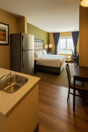 Suite, 1 kingsize bed, niet-roken, kitchenette | Privékeuken | Een koelkast, een microgolfoven, een koffiezetapparaat/waterkoker