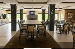 Free daily buffet breakfast  - Wingate by Wyndham Fort Saskatchewan (Fort Saskatchewan)