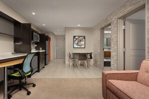 防过敏的被褥、笔记本电脑工作区、遮光窗帘、免费婴儿床