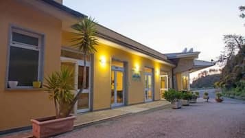 Facciata della struttura - sera/notte