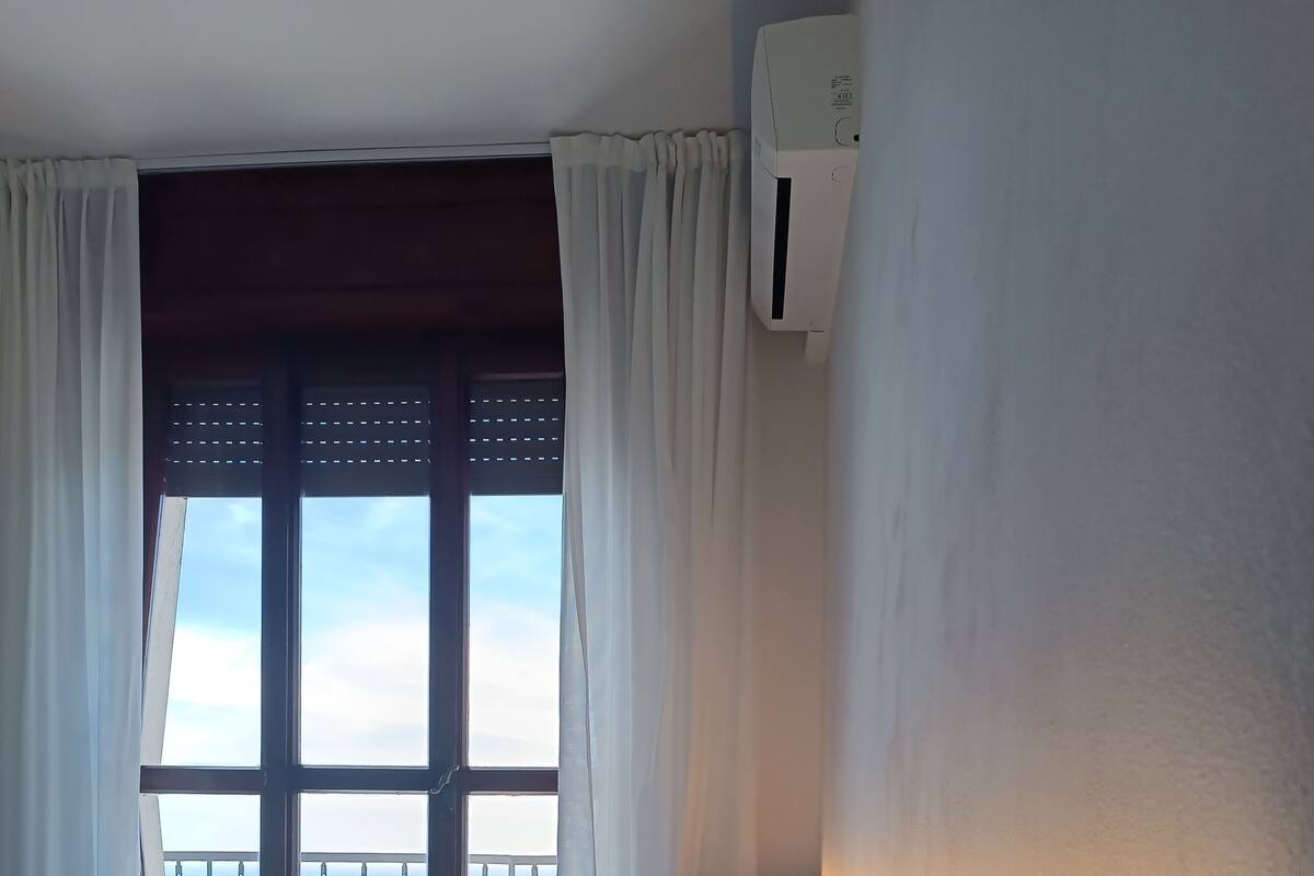 Kamar Double Comfort, 1 Tempat Tidur Queen, balkon, pemandangan laut | Minibar, brankas, meja kerja, dan kedap suara