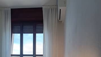 Comfort szoba kétszemélyes ággyal, 1 queen (nagyméretű) franciaágy, erkély, kilátással a tengerre | 1 hálószoba, minibár, széf a szobában és íróasztal