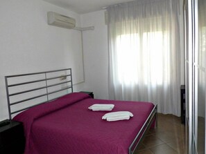 خزنة داخل الغرفة ومكتب وأسرّة أطفال/رضّع وواي فاي مجانًا