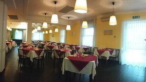 تقديم الإفطار، الأطباق الإيطالية، تناول الطعام في الهواء الطلق