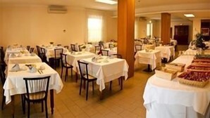 Breakfast, lunch and dinner served - Hotel Alma (Cervia)