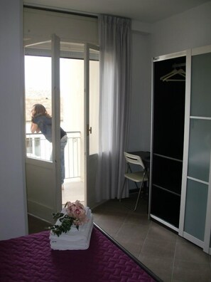 Habitación clásica doble, baño privado | Caja fuerte, escritorio, cunas (de pago) y wifi gratis