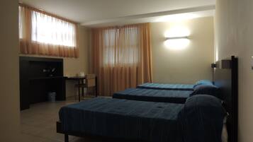 Triple Room | 4 bilik tidur, dilengkapkan perabot secara berasingan, meja