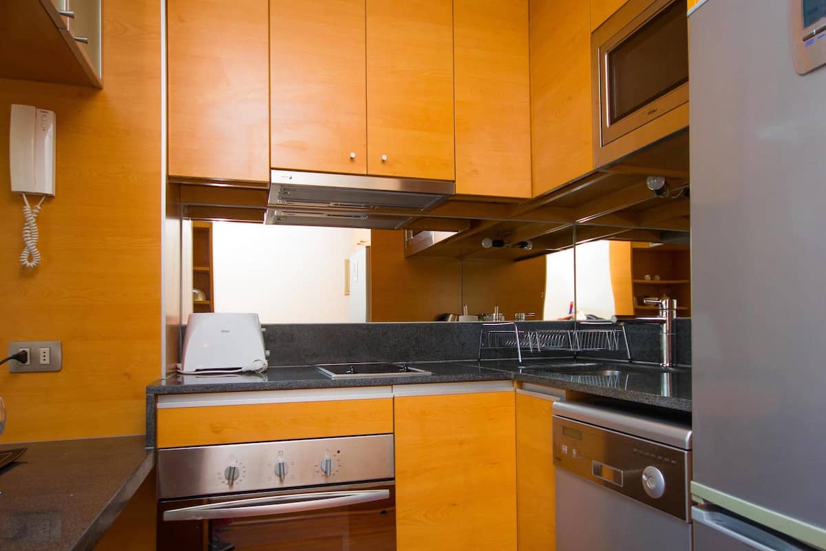 Cafetera y tetera, refrigerador con congelador y microondas