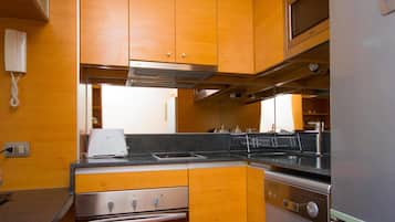 Refrigerador con congelador, microondas y lavavajillas