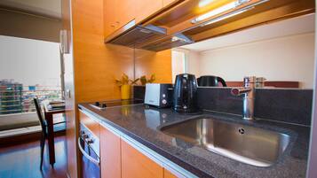 Departamento estándar | Cocina privada | Refrigerador con congelador, microondas y lavavajillas